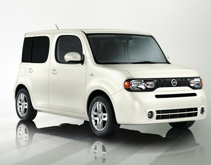 2013 White Nissan Cube